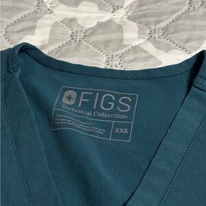 Figs scrub top